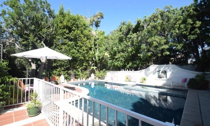 Pico - Robertson Casa | Beverly Hills Celebrity Home