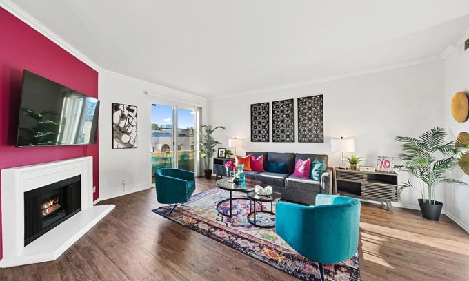 Beverly Grove Apartamento | Beverly Hills Chic 2 bed 2bath with Patio and Parking 309