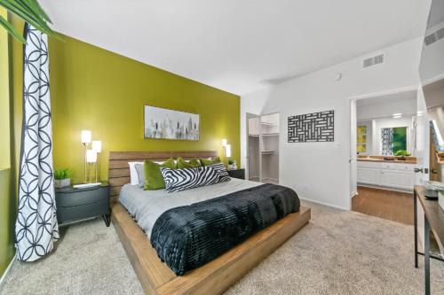Beverly Grove Apartamento | Beverly Hills Gem 1 BR Apt with Parking 218