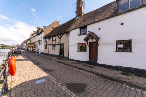 Bewdley Casa | Bewdley River Cottage - Free private gated parking for 2 cars - River front location