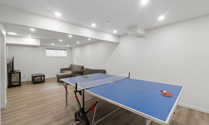 Southwest Edmonton Apartamento | Fun | Ping-Pong | Sleep 12 | Pet Friendly | Garage