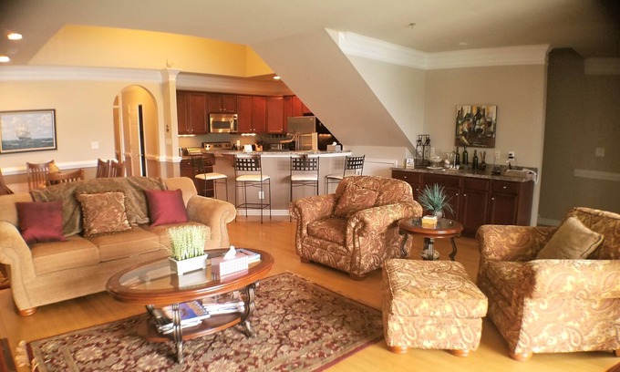 Huddleston Complejo | Bi-Level Penthouse 3bedroom Top Floor Mariners Landing w/Amenities