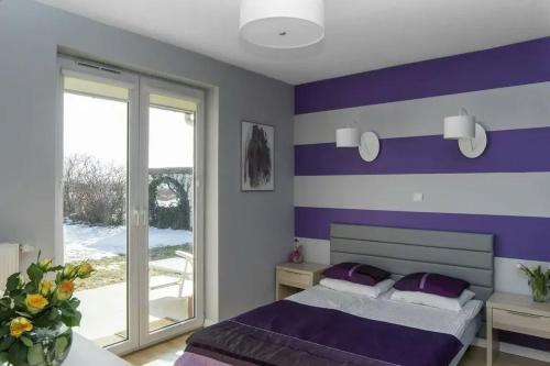Sandomierz Casa | Biały Domek pokój fioletowy