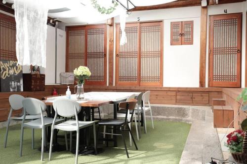 Sajik-dong Casa | Bibimbap Hanok Guesthouse Gyeongbokgung