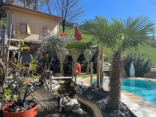 Mouxy Casa | Bienvenue dans notre Tiny House le Roscoland sur notre établissement professionnel à La Marc'Quize avec piscine partagée et bain nordique privatif en prestation supplément
