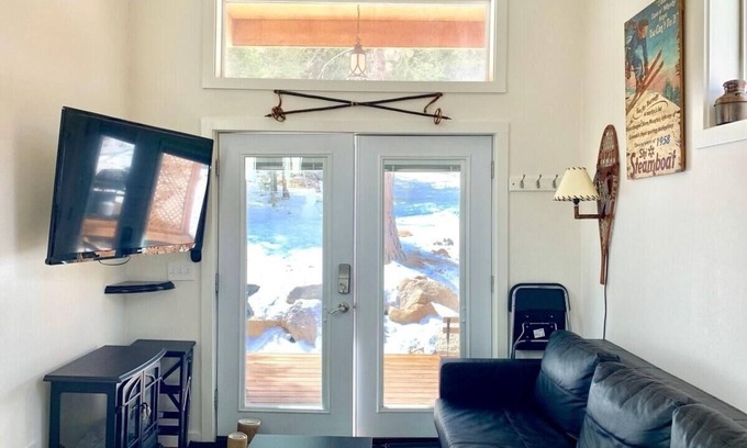 Idaho Springs Cabina | Bierstadt Cabin at Base Camp Lodging Company