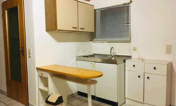 Rheidt Apartamento | Biete ruhige Zwei-Zimmer Souterrain-Wohnung