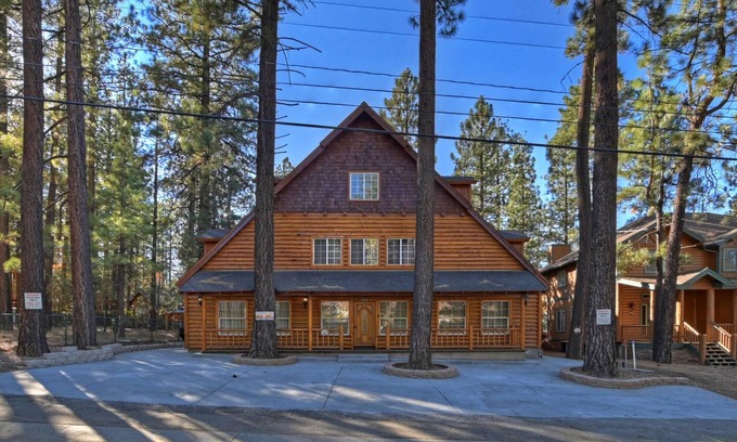 Summit Estates Cabina | Big 10 Luxury Cabin with HotTub