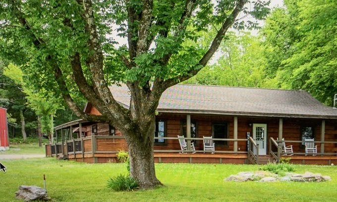 Mount Juliet Cabina | Big and Cozy Cabin Near Nashville, on 4 acres with King Bed & Pool