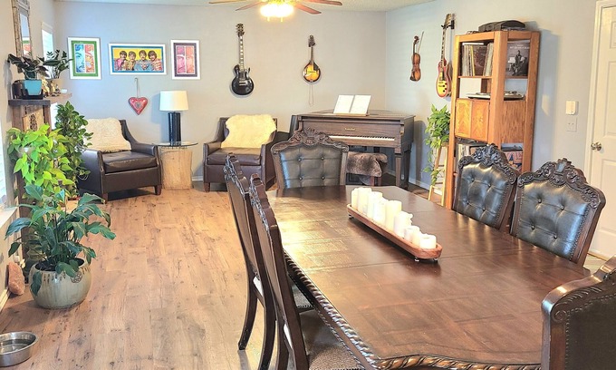 Fort Worth Casa | Big and Cozy Retreat Near Stockyards, 15 minutes from everything Fort Worth!