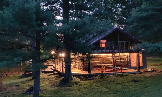 Winston Casa | 2,500 pies cuadrados, 2 acres, muebles nuevos, estanque de pesca, sala de juegos, bote de remos
