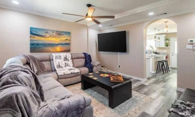 Waxahachie Casa | Big Backyard, Big Screens, Big Comfort, Sleeps 10