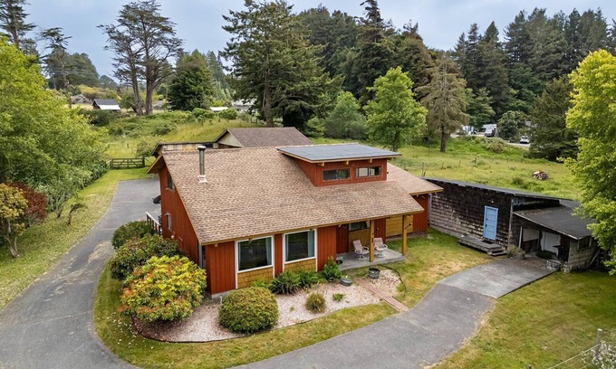 Myrtletown Cabina | 🌤🏡 Big Bay Cabin - Humboldt Bay Views, Cozy, Centrally Located 🌊