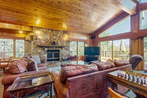 Fawnskin Casa | Big Bear 7th Heaven ~ Lakeview Chalet with Hot Tub, Sauna, Grill, Great Deck Views