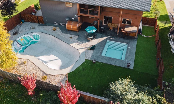 Revelstoke Casa | Nueva casa hermosa, espaciosa y acogedora con piscina climatizada, jacuzzi y sauna