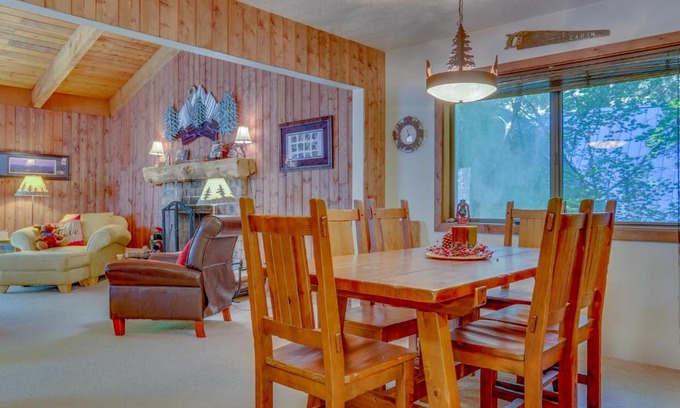 Rhododendron Casa | Big Bear River Retreat