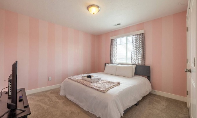 South Jordan Casa | Big Beautiful Home | Oquirrh Mtn Temple