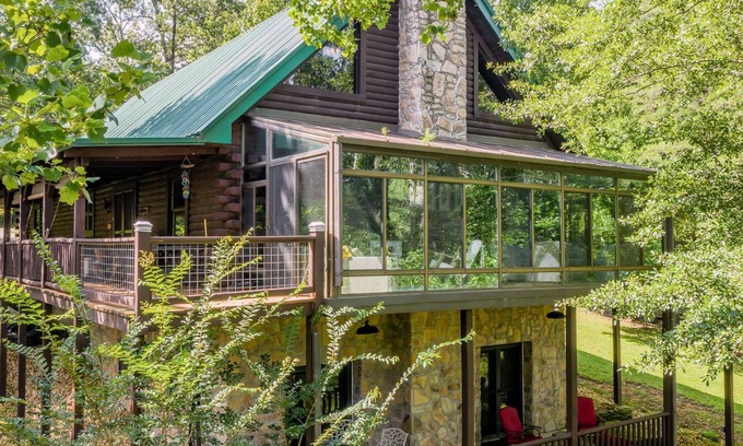Houston Casa | "Big Bend Retreat" - Gameroom with ping pong table, foosball, pool table, and video game machine!