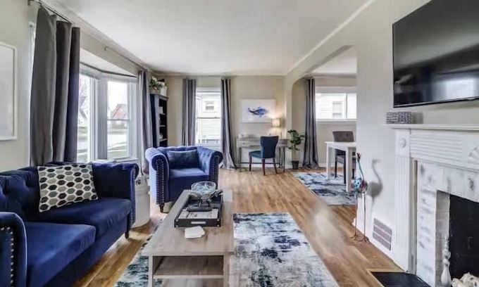 Cleveland Casa | Big Blue Dog - Pet Friendly - Big Yard