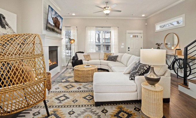 Downtown Casa | Big Blue on Main-hot Tub-less Than 1 Mi to Square