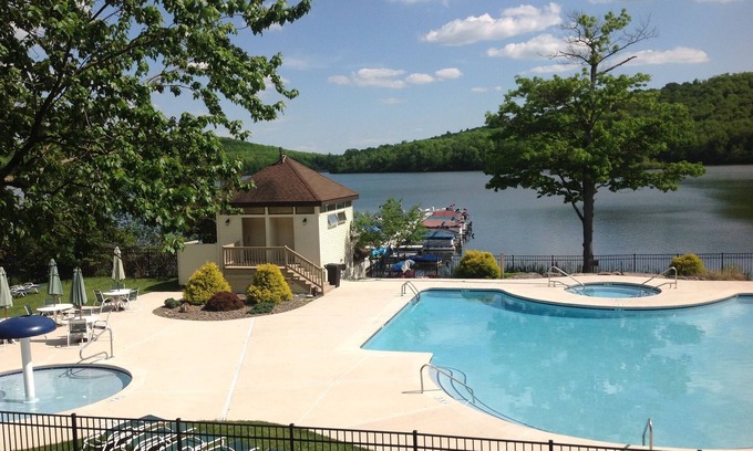 Lake Harmony Condominio | Big Boulder Lake Front Condo / WiFi gratis y estacionamiento / piscina / jacuzzi / chimenea / parrilla
