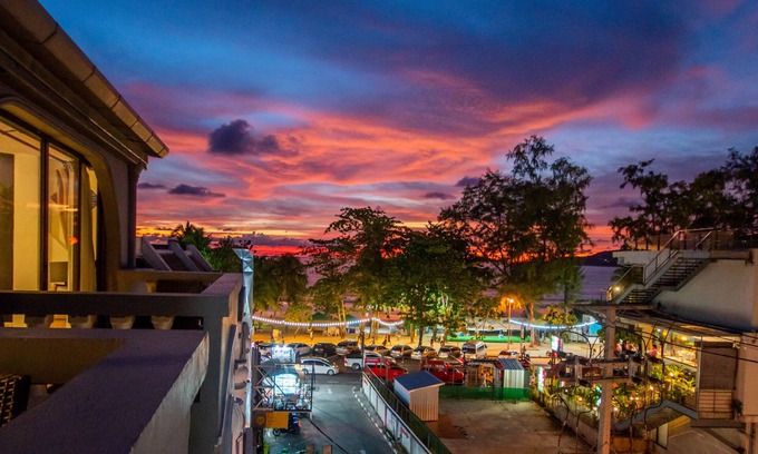 Patong Hotel | Big Boys' Bed & Burger