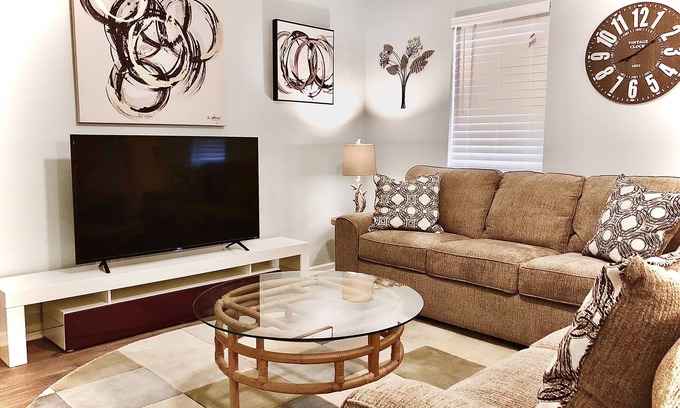 Jacksonville Casa | Big Central Modern Cozy 5 millas a Camp Lejeune, Walk-in a tiendas y restaurantes
