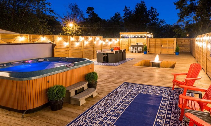 Highlands Casa | Big Chill! 5br 2ba Walkable- Hot tub!