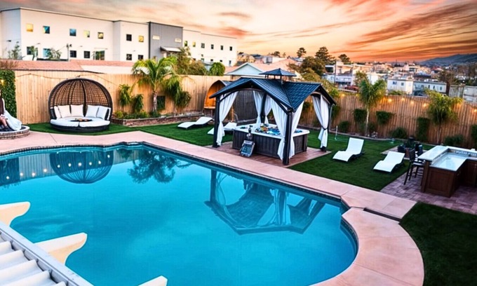 North Las Vegas Casa | Big Compound | Pool + Hot Tub| Game Room|Sleeps 16