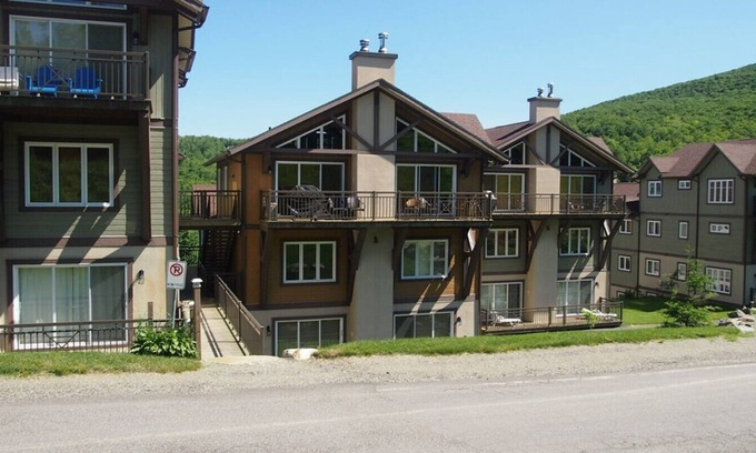 Sutton Condominio | Gran condominio de estilo chalet de esquí en esquí fuera en Mont Sutton!