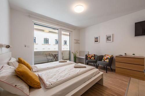 Csarnok negyed Apartamento | Big condo with garage & balcony & AC & lift