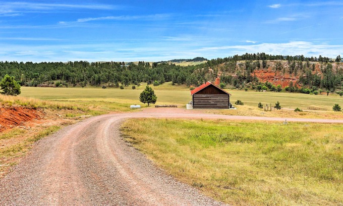 Hot Springs Cabina | 'Big Country Cabin' w/ Hiking Trails On-Site!