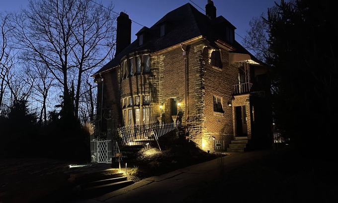 Parma Otro | Big Creek Castle Retreat- 5 BR, 1acre next to the Metroparks-5 mi to Cle Airport