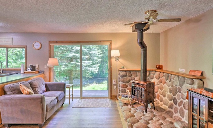 Paradise Estates Cabina | BIG CREEK waterfront retreat!! 2bed-2bath+HOT TUB+Covered Deck+BBQ+EV ⚡️