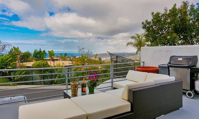 Arch Beach Heights Casa | Techos tipo catedral descuento en Laguna Beach 5 BR 3. Costa Vistas 2600sqft Sleeps8