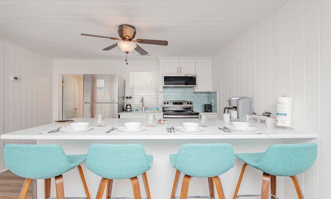 Crescent Beach Casa | Big dog friendly*Outdr Shower*1 blk to beach