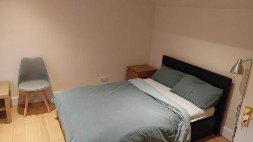 Crofton Park Casa | Big ensuite room with shower and rest room and good garden view