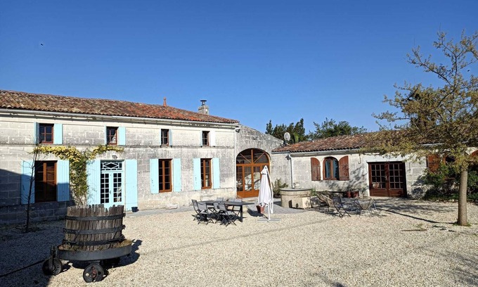 Saint-Dizant-du-Gua Casa | Big family house with swimming pool