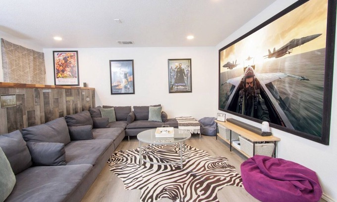 Southside Casa | Big Family House w Theater Pool table