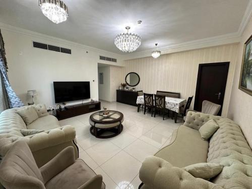 Al Majaz Apartamento | Big flat 3 bedrooms, in floor 15 full service