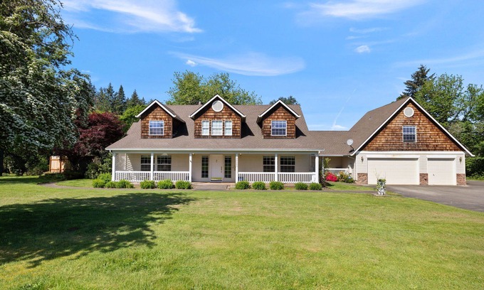 Estacada Casa | Big Fun Home: Jet-tub BBQ Crib Ping-pong Step-free near Disc Golf & Kayaking