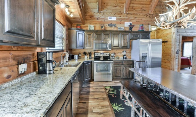 Branson Cedars Cabina | ¡No caces más! Bañera de hidromasaje, WiFi, TV de alta definición, gran terraza Mucho espacio