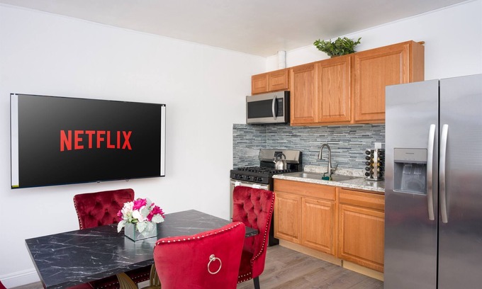 Simi Valley Apartamento | Big gated yard, Work/play room, King bed