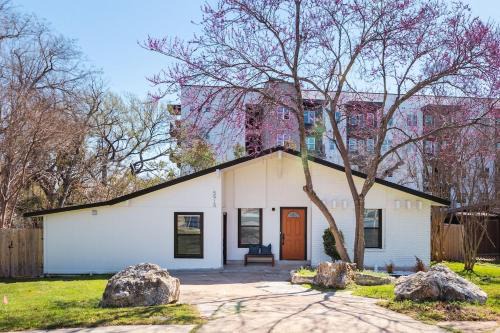 Sweetbriar Casa | Big Group, Affordable, Comfy, Big Beds, Rain Shower, SoCO Eateries