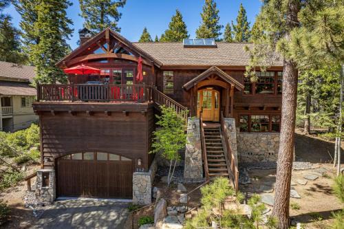 Lake Forest Casa | Big Horn Luxury Lodge - 4 BR w Hot Tub & Close to Lake!