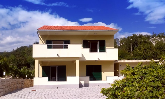 Zagvozd Casa | Descuento de última hora, casa grande para 8 personas con vista a la montaña cerca del mar.