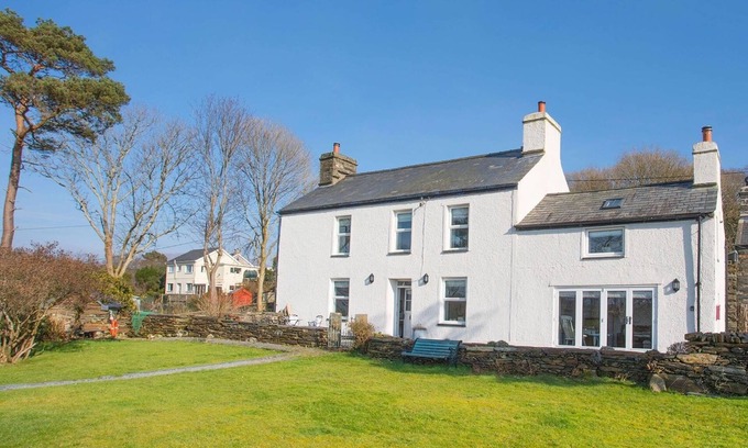 Talsarnau Cabaña | BIG HOUSE, pet friendly, character holiday cottage in Llandecwyn