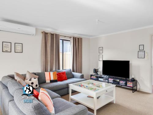 Encounter Bay Casa | Big House with Views and Fab Pop Culture Vibe
