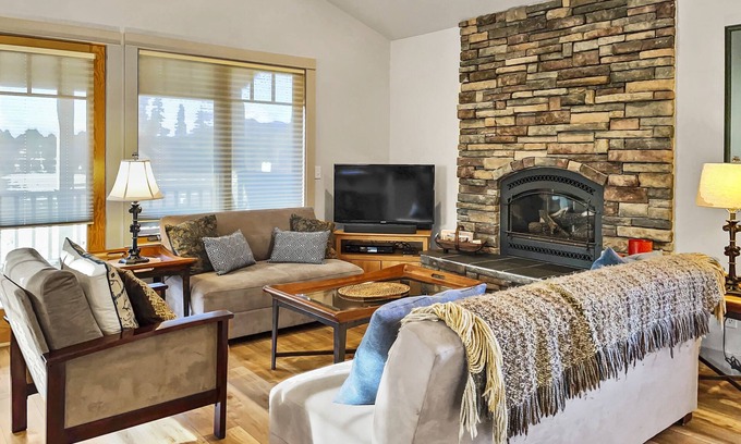 Sisters Condominio | Big Mt View Condo View of the Mountains in Sisters, A/C, Gas Fireplace