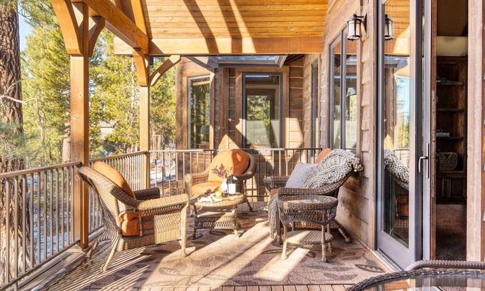 Sunriver Villa | Big Pine by AvantStay | Stunning Secluded Oregon Home w/ Hot Tub